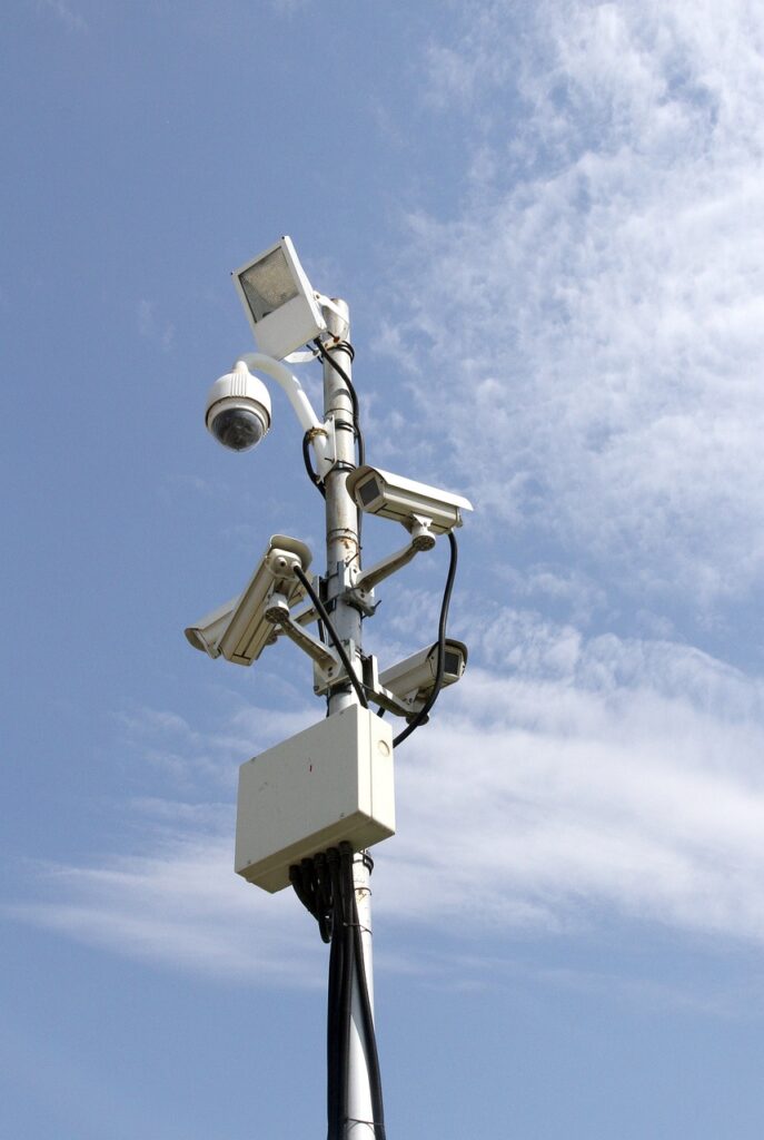 Camera op een mast met zicht over het terrein